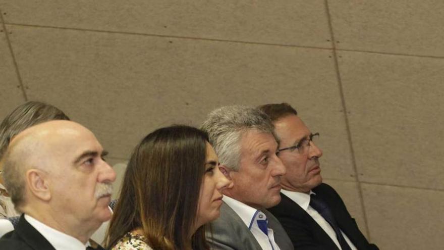 Por la izquierda, Tomás Fernández, Miriam Cueto, José Carlos Rubiera y Mario Menéndez, durante la intervención de Antonio Fernández.