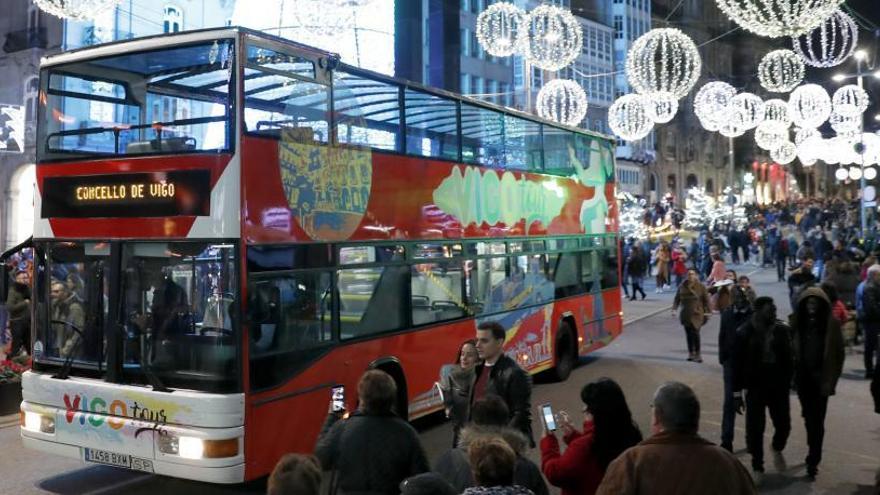 El autobús turístico de la Navidad en Vigo el año pasado en Porta do Sol. // José Lores