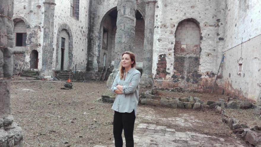 La edil de Patrimonio en funciones, Candelaria Díaz, entre las ruinas.