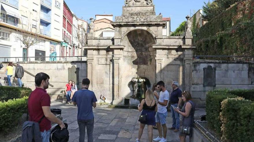 Turistas ayer jueves, conociendo la fuente de As Burgas. // Jesús Regal