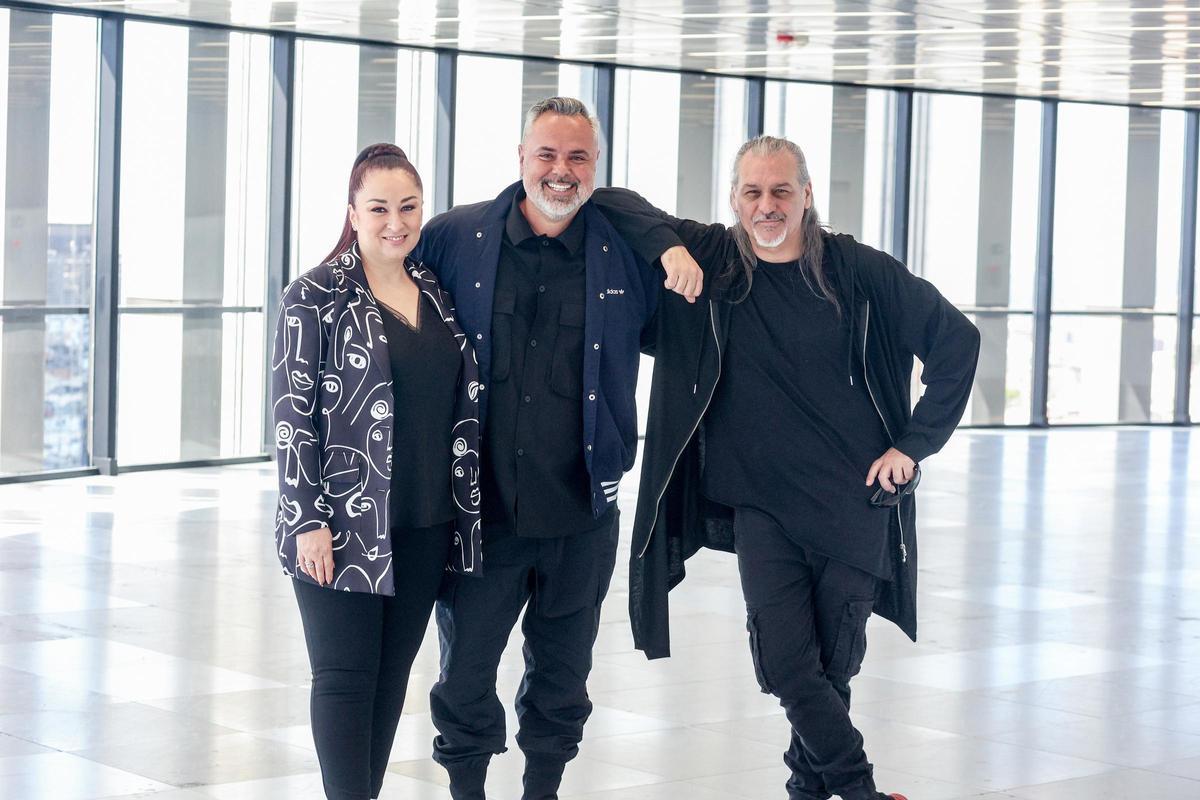 El grupo Camela y el cantante Juan Magán posan después de un junket de prensa por el concierto ‘Locos por la Música’, a 22 de abril de 2024, en Madrid (España).