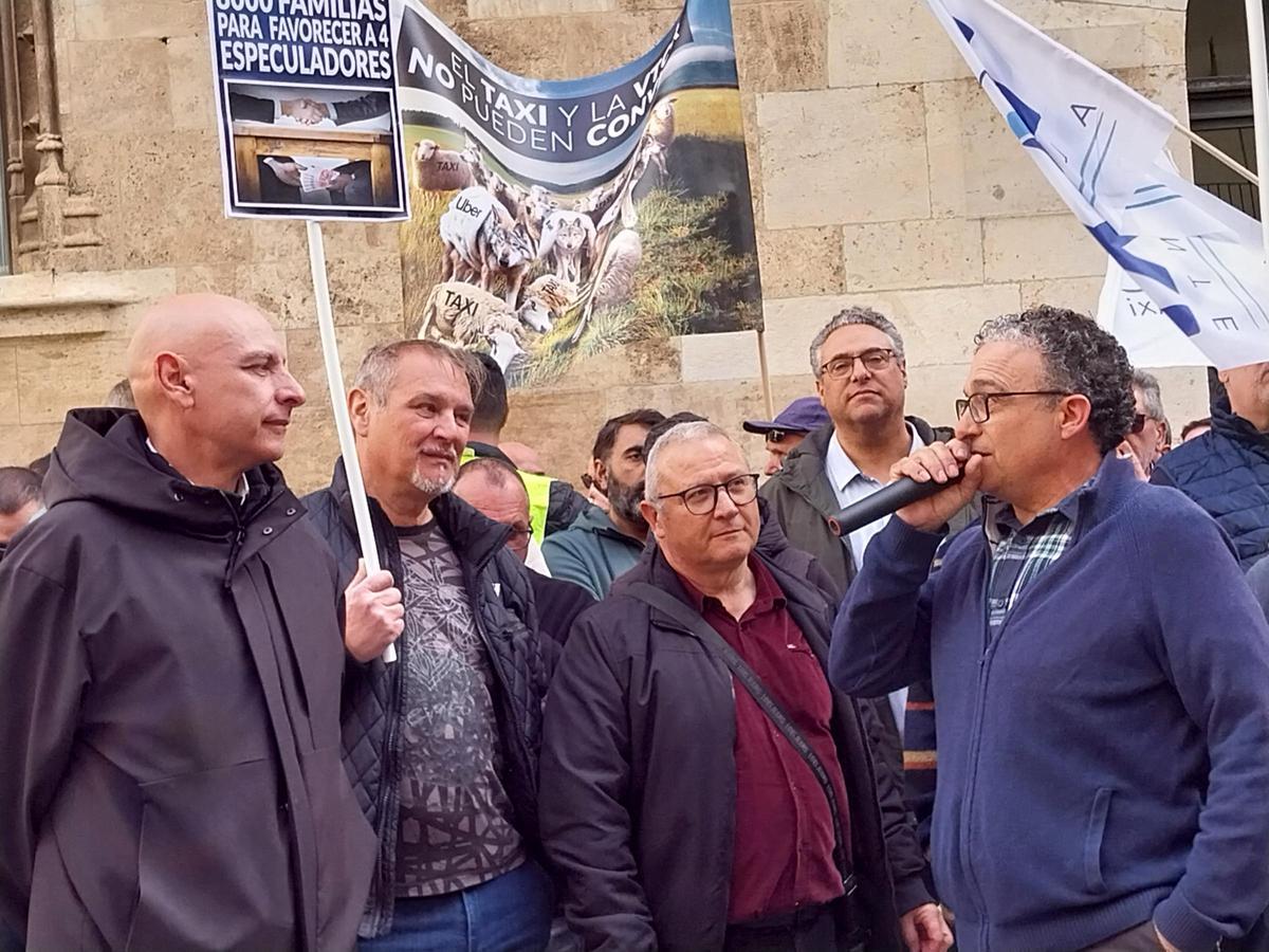 Parlamentos durante la protesta frente al Palau de la Generalitat.