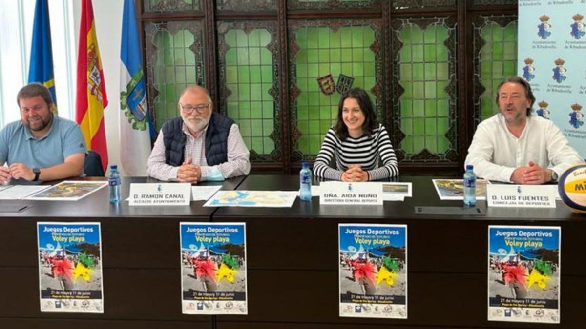 Por la izquierda, Luis Ángel Ruenes, presidente de la Federación Asturiana de Voleibol; Ramón Canal, alcalde de Ribadesella; Aida Nuño, directora general de Deportes, y Luis Fuentes, concejal de Deportes de Ribadesella.