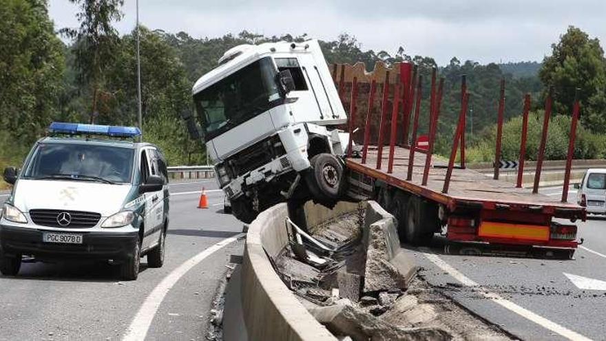 Un aparatoso accidente acaba con un camión encima de la mediana en Tui