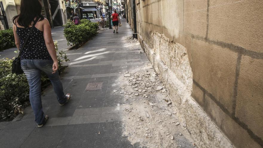 Desprendimientos del Teatro Principal «echan raíces» en la calle Castaños