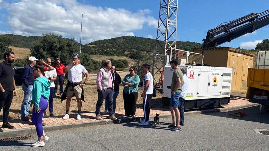 Vecinos de Encinares de Alcolea, ayer junto al transformador que les suministra luz.