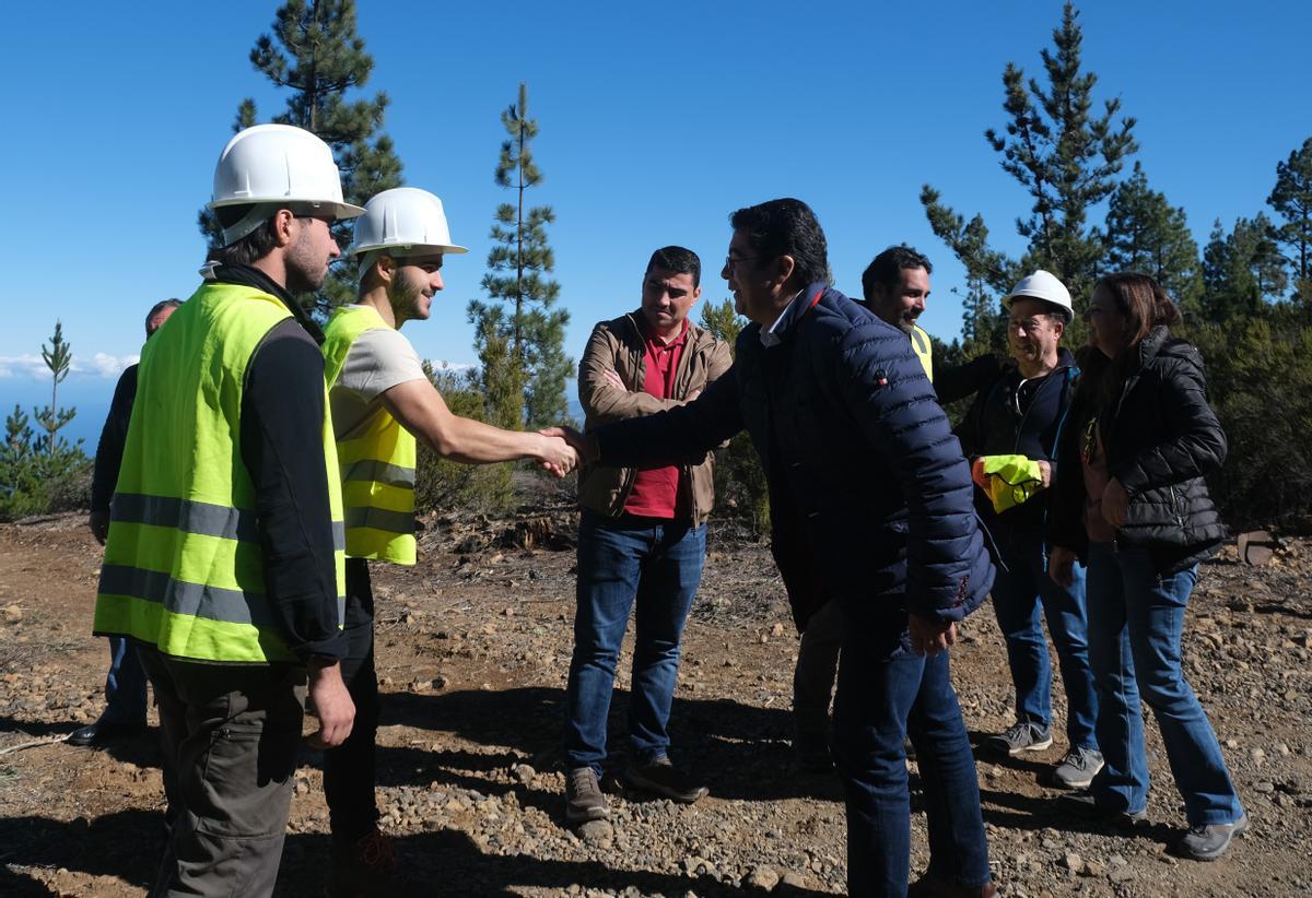 Pedro Martín saluda a los trabajadores que recuperan el monte en la zona de Chanajija, en Los Realejos