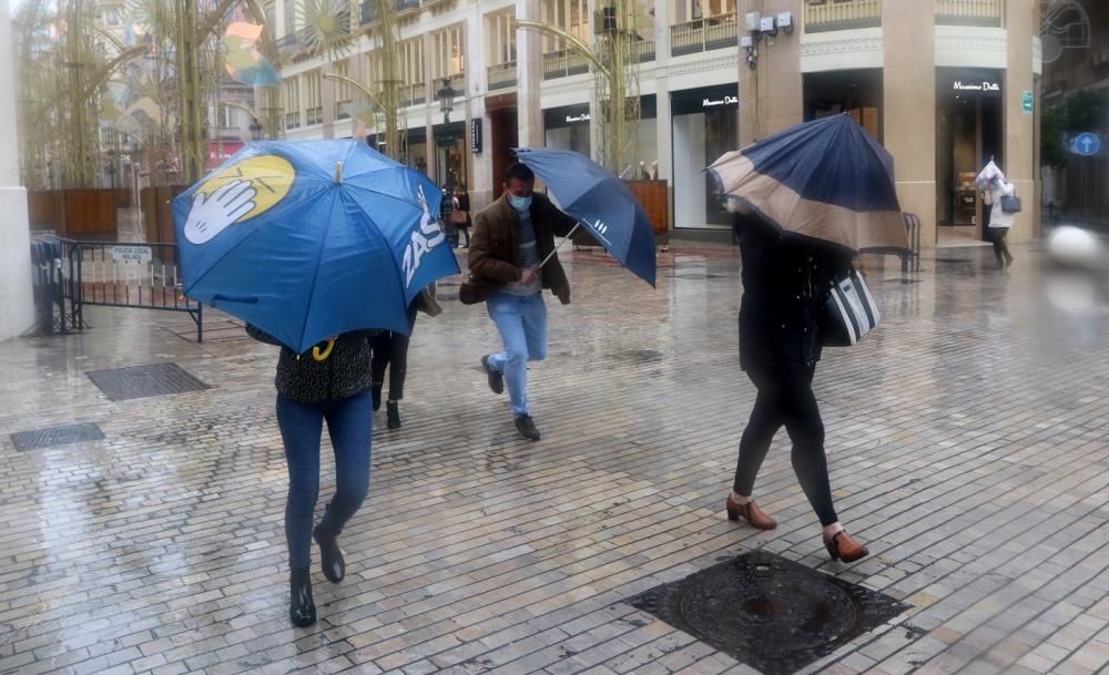 Lluvia y temporal en el mar en Málaga con la llegada de la borrasca Filomena.