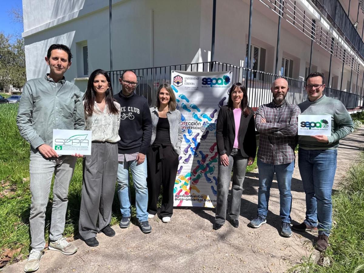 El equipo del Servicio de Protección Ambiental con la vicerrectora de Campus Sostenible, mostrando su primer logo de 2001 y el conmemorativo de su 25 aniversario.