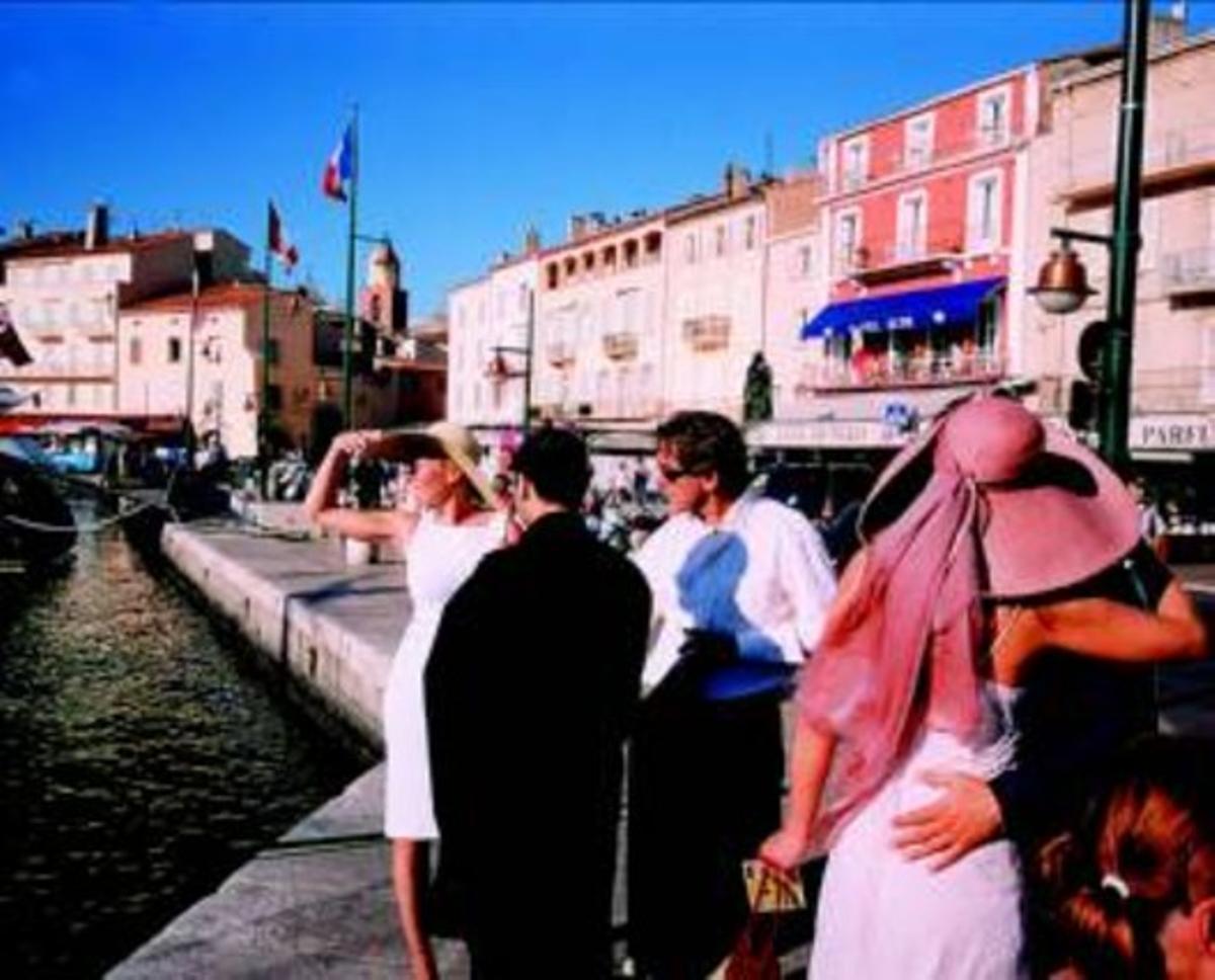 El Vieux Port de Saint-Tropez, antigament moll de pescadors, rep els luxosos iots dels estiuejants. El Vieux Port de Saint-Tropez, antigament moll de pescadors, rep els luxosos iots dels estiuejants.