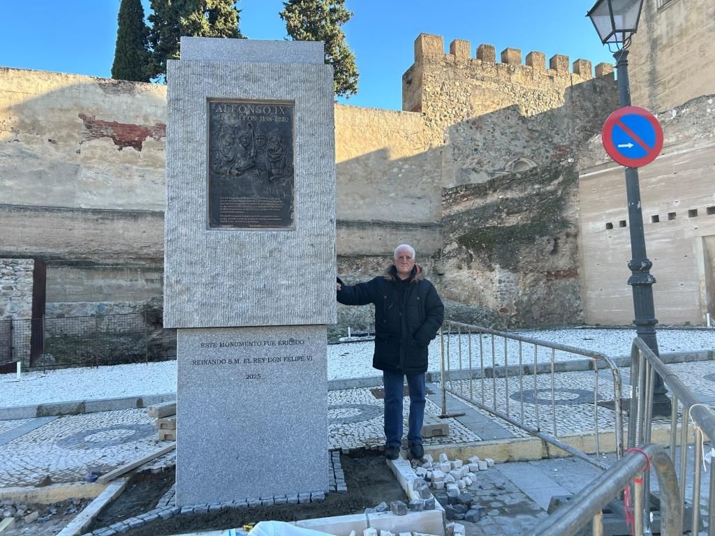 Estanislao García, en la plaza de San José, donde ya se ha colocado el pedestal de su escultura, cuya placa también él ha esculpido.