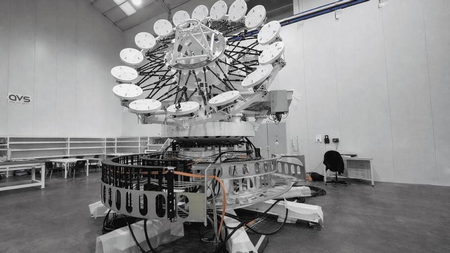 El esqueleto del telescopio de los quince ojos que buscará vida extraterrestre ya está Canarias