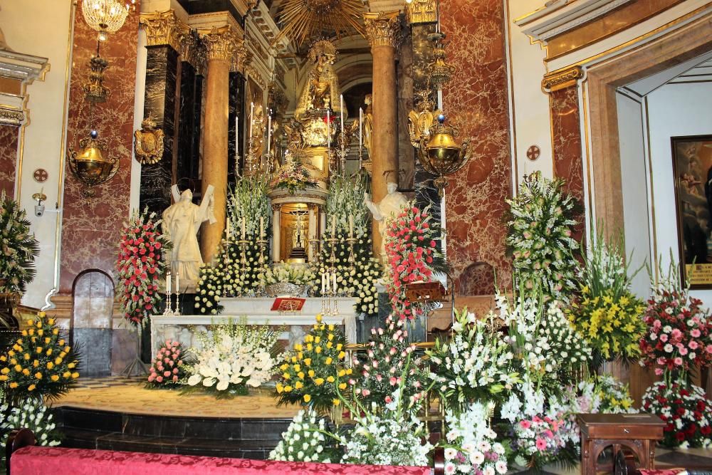 Los floristas decoran la Basílica de la Virgen de los Desamparados