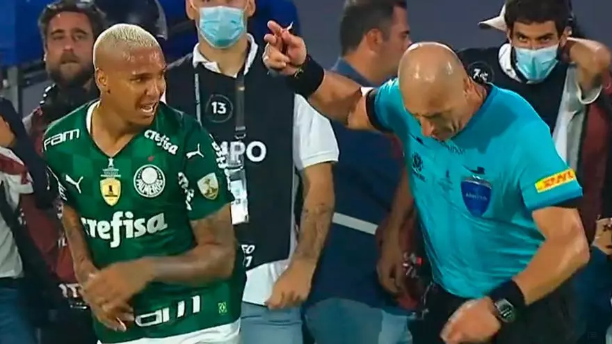 Ver para creer. ¡Deyverson pasará a la historia del fútbol por inventarse un empujón del árbitro!