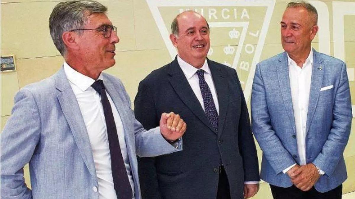 Higinio Pérez y Rafael Marras, responsables del Plan de Reestructuración del Real Murcia, junto a Felipe Moreno.