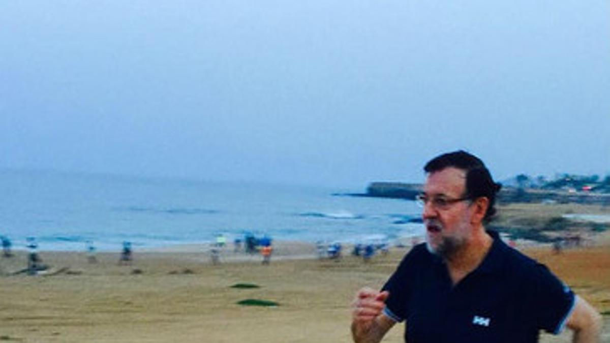 Mariano Rajoy, en la playa de Dakar, en la foto que ha colgado este lunes en su cuenta de Twitter.