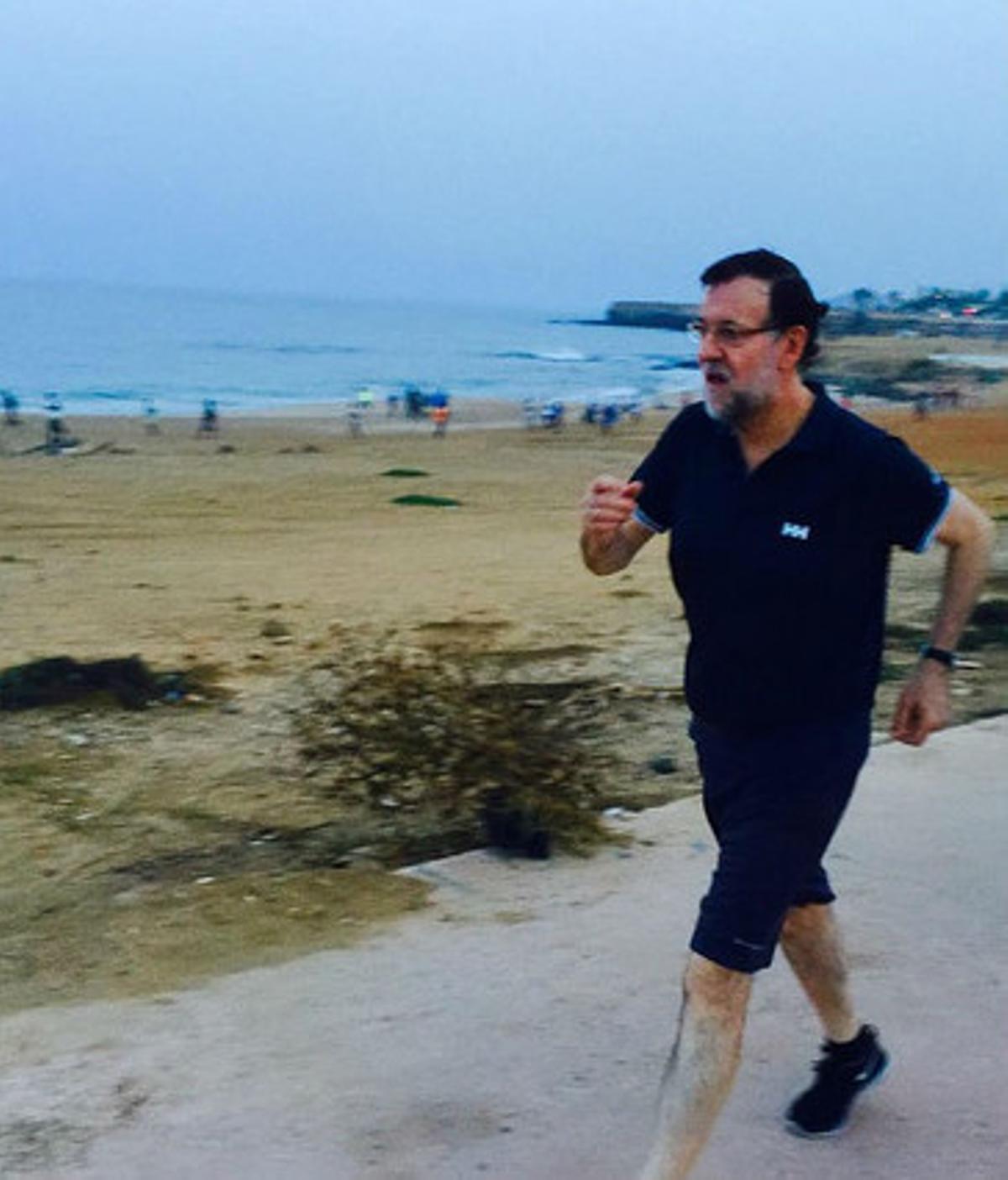 Mariano Rajoy, a la platja de Dakar, en la foto que ha penjat aquest dilluns al seu compte de Twitter.