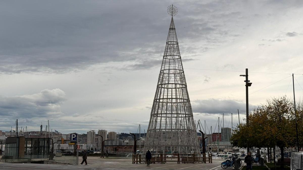 El árbol de Navidad de A Coruña ya está instalado en la dársena de O Parrote.