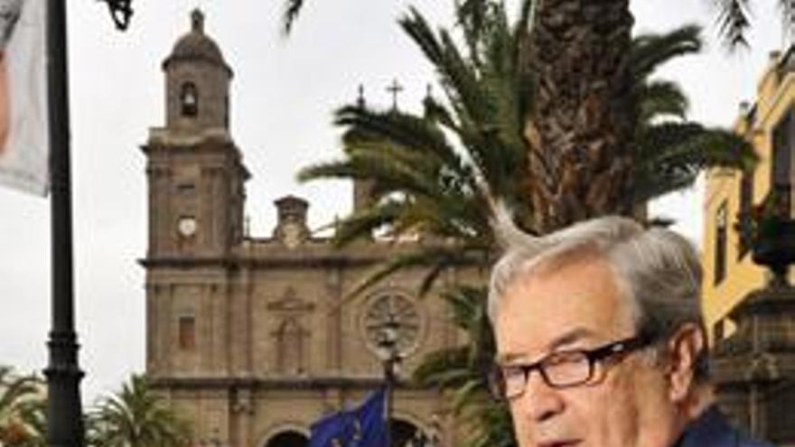 Saavedra lee un libro sobre la Ley de Cabildos en la plaza Santa Ana, con la Catedral al fondo. i ANDRÉS CRUZ