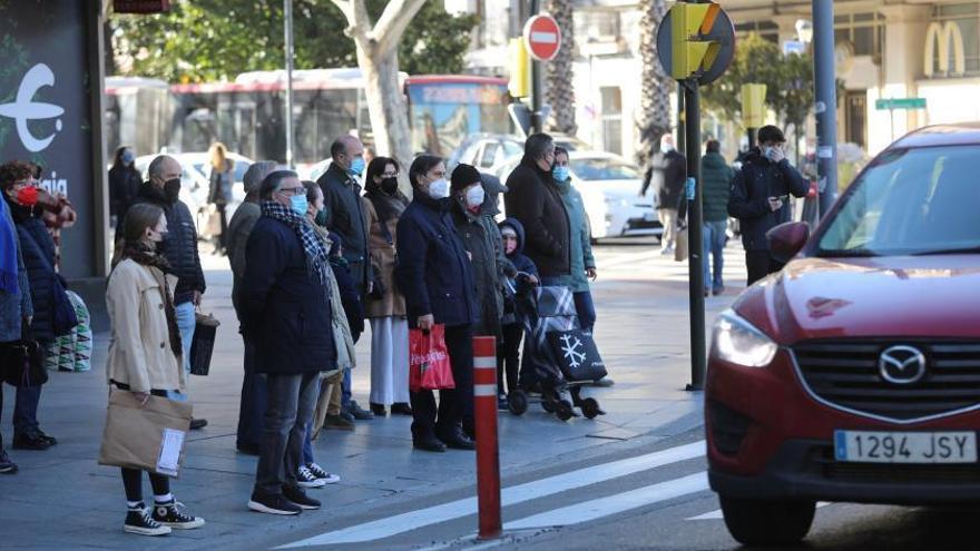 En el cruce del paseo de la Constitución en plaza Paraíso está uno de los semáforos más lentos.  | ÁNGEL DE CASTRO