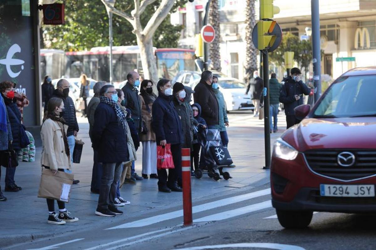 En el cruce del paseo de la Constitución en plaza Paraíso está uno de los semáforos más lentos.  | ÁNGEL DE CASTRO