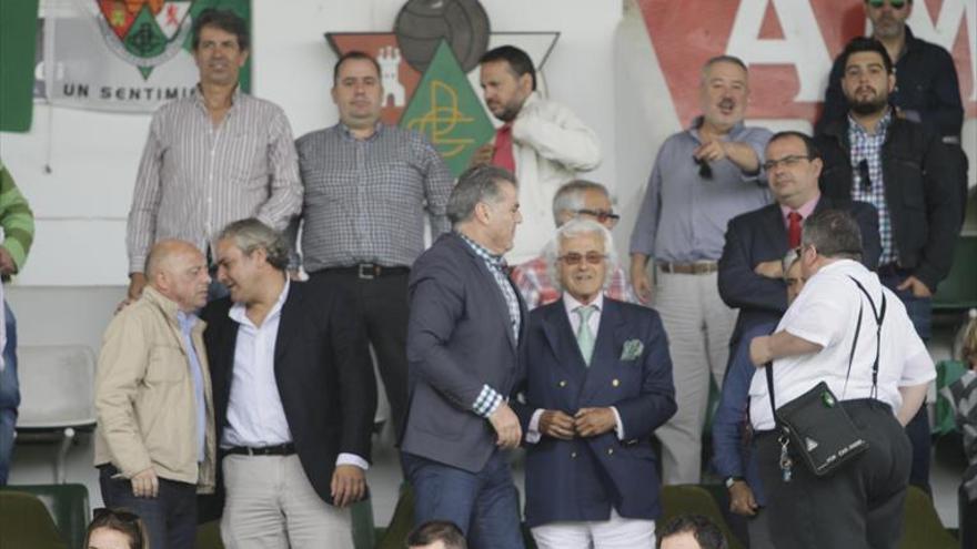 Doblas ofrece el estadio y perfila la nueva directiva del Cacereño