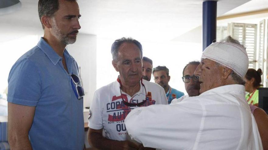 El Rey conversa con el veterano Jacinto Rodríguez.