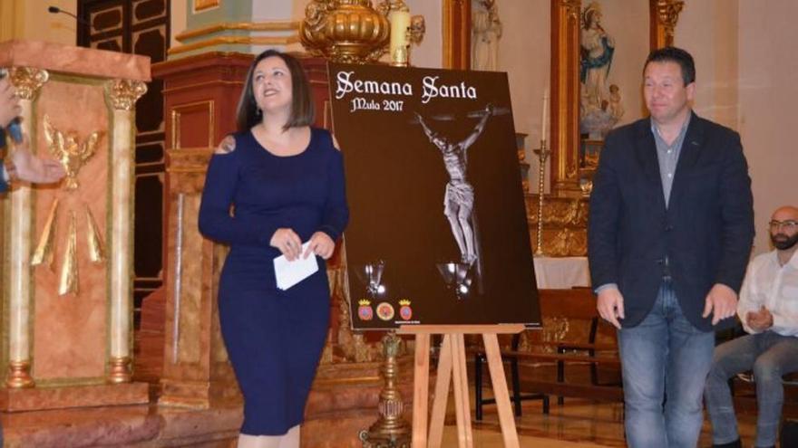 Alcaraz presenta el cartel de la Semana Santa de Mula.