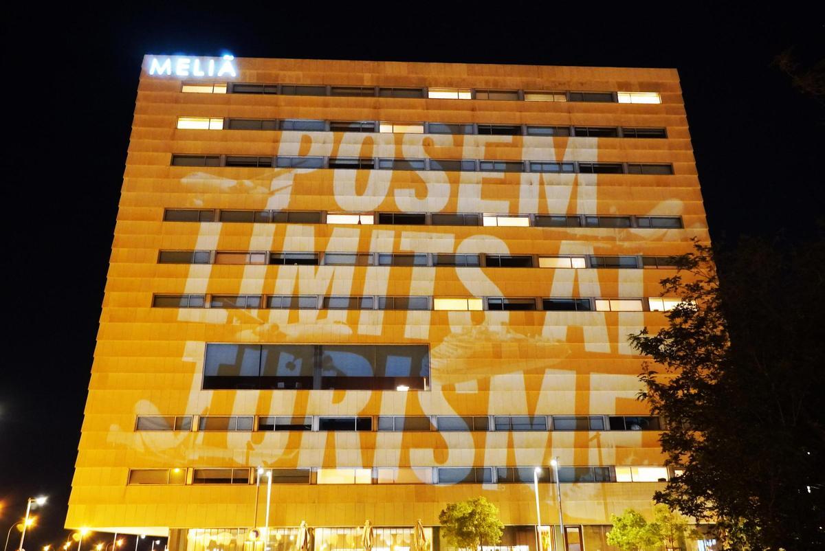 "Posem límits al turisme" en un edificio de Melià
