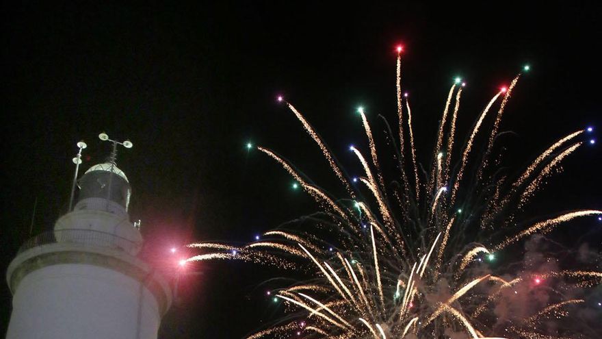 Mucho público en torno a la Farola, en los fuegos artificiales de una edición anterior de la Feria.