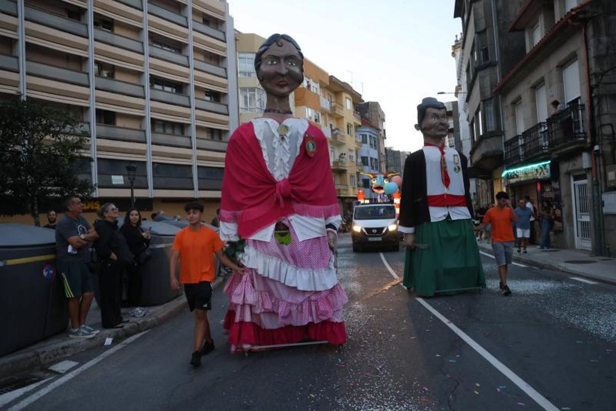 Dos gigantes, durante el recorrido.