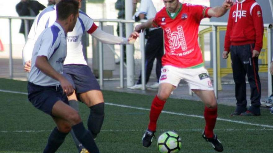 El rojillo Javicho controla un balón rodeado de contrarios, ayer, en el Estradense-Mondariz. // Bernabé/Luismy