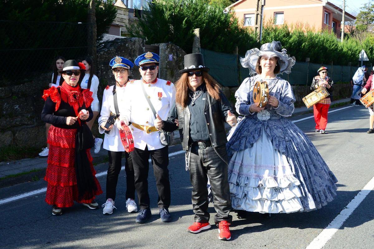 Miles de personas entierran al Mexillón en el carnaval de Aldán