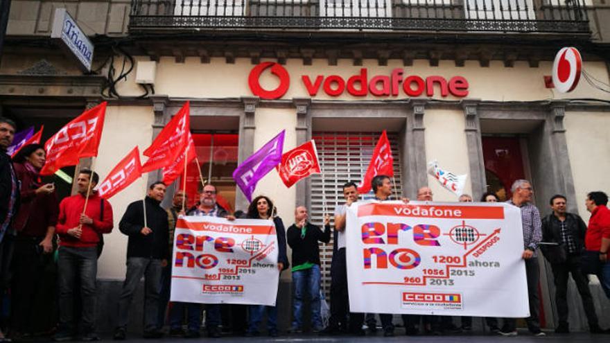 Trabajadores de Vodafone protestan en Triana en contra del ERE.