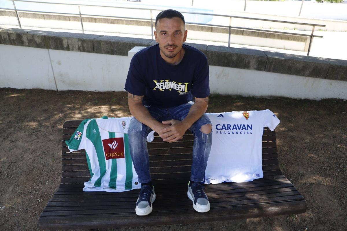 Jóse Manuel Fernández posa con las camisetas del Córdoba CF y Real Zaragoza.