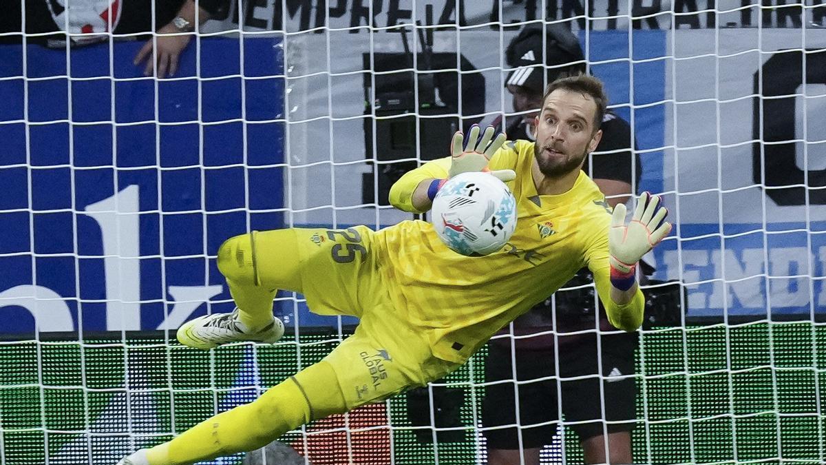 Pau López detiene un penalti a javi Puado durante el Espanyol-Betis de Liga en Cornellà