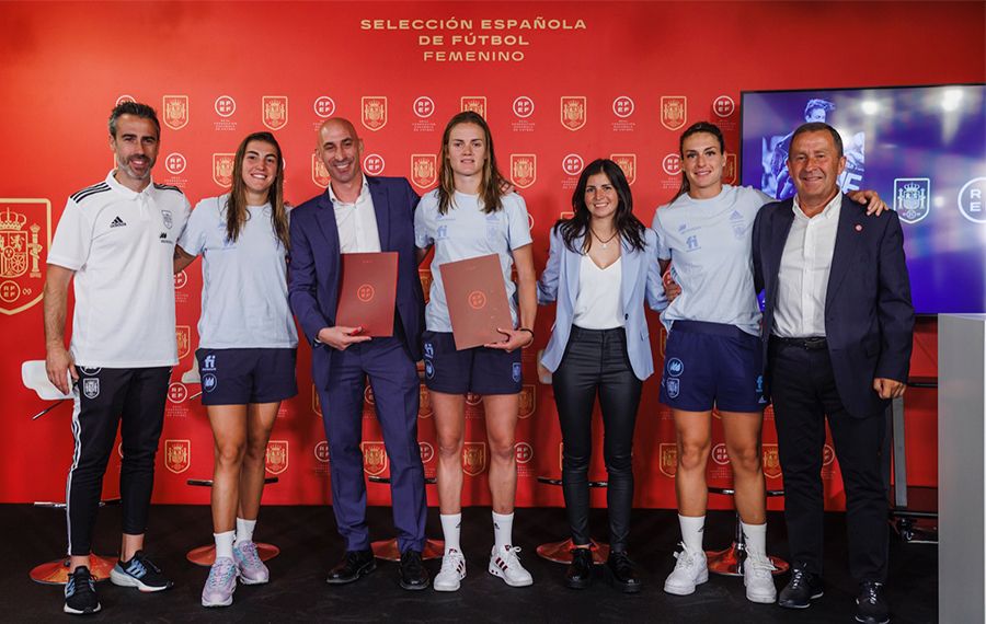 Luis Rubiales y las jugadoras de la selección española.