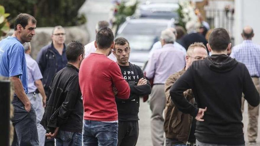 Asistentes al funeral, ayer, ante la iglesia de Santiago de La Manjoya.