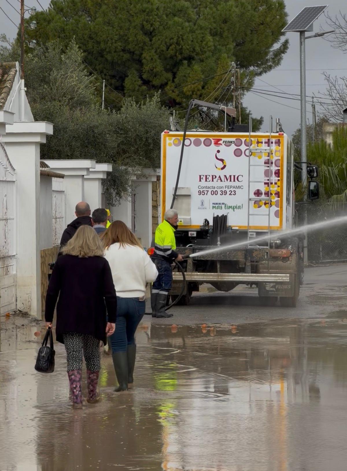 Un grupo de vecinos se dirige a sus casas en la zona de La Graja, en Palma del Río.