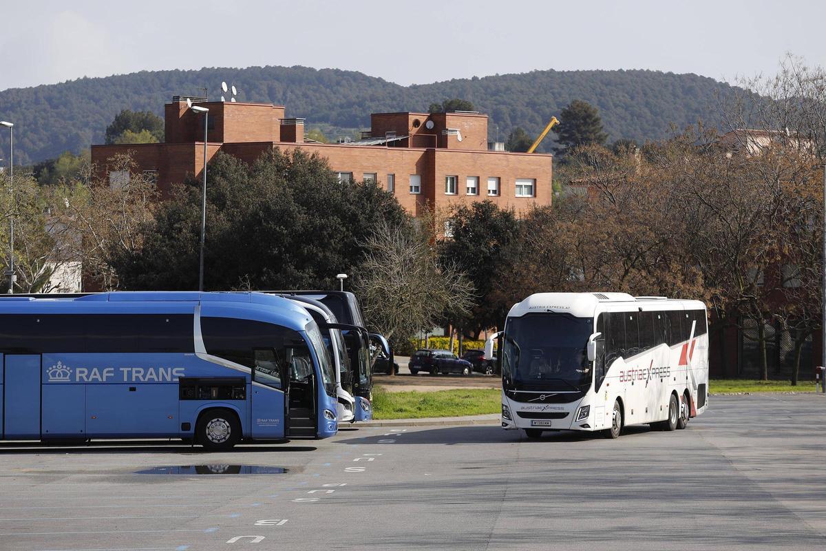 Un autobús entrant a l'aparcament a tocar del pavelló de Fontajau.