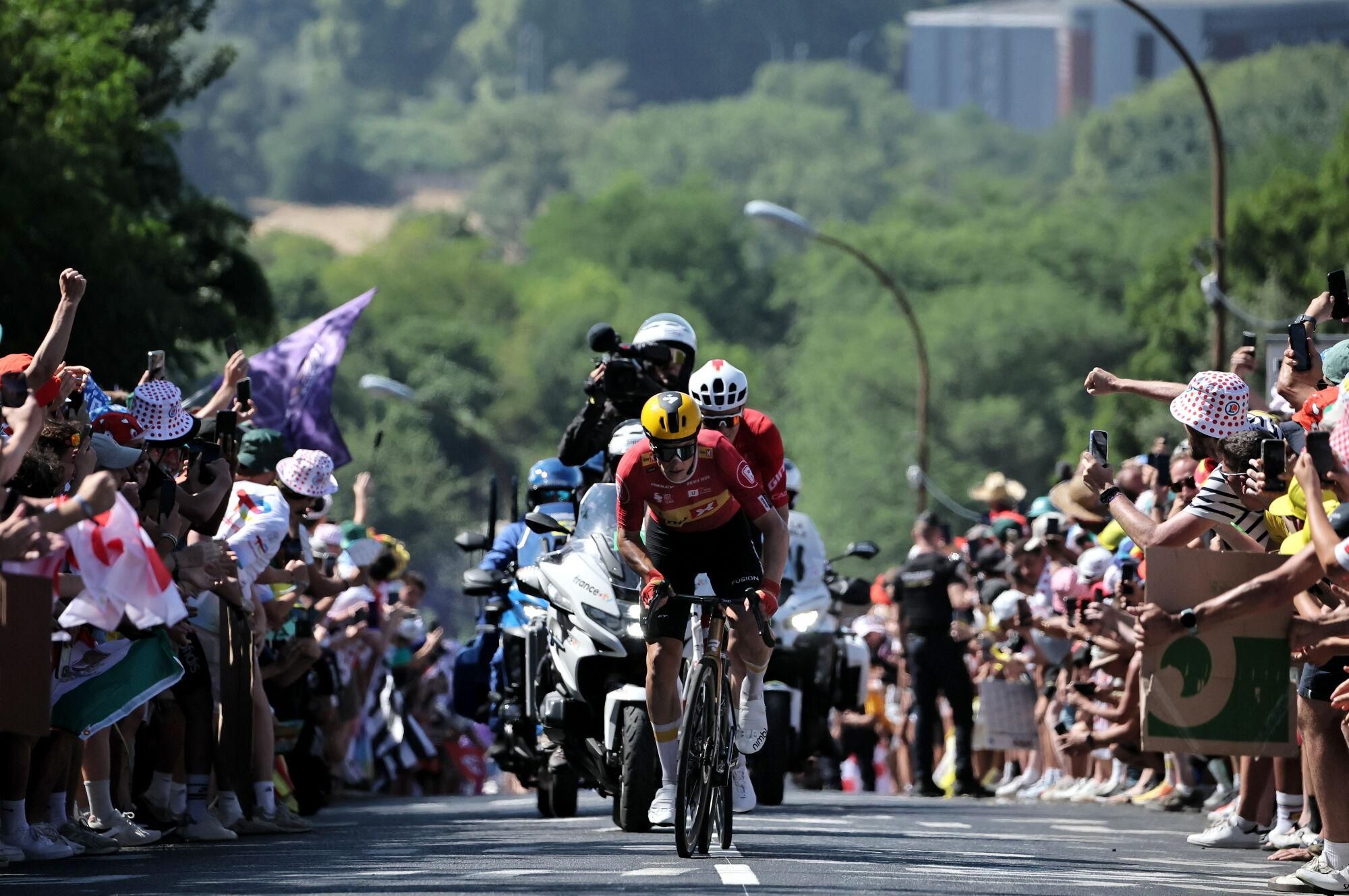 Toulouse (France), 16/07/2025.- Norwegian rider Jonas Abrahamsen (front) of Uno-X Mobility team and Swiss rider Mauro Schmid of Team Jayco AlUla in action during the 11th stage of the Tour de France cycling race over 156.8km around Toulouse, France, 16 July 2025. (Ciclismo, Francia) EFE/EPA/CHRISTOPHE PETIT TESSON