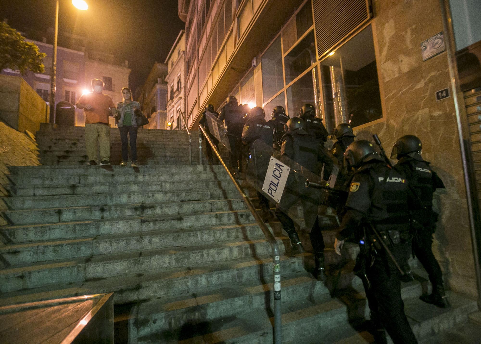 Un grupo de jóvenes negacionistas se enfrenta a la Policía Nacional en el centro de Alicante