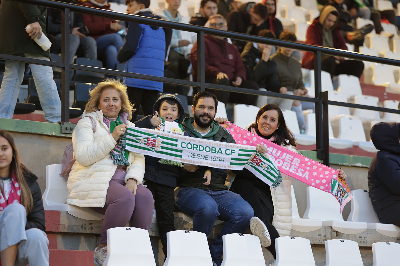 Mérida-Córdoba CF: las imágenes de la afición blanquiverde en el Estadio Romano