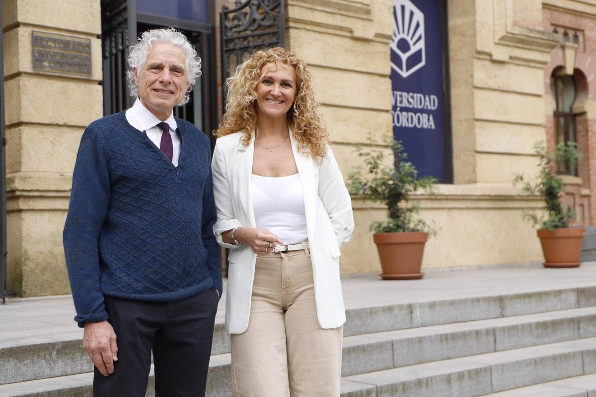La profesora Elena Gómez y Steven Pinker en el Rectorado de Córdoba.