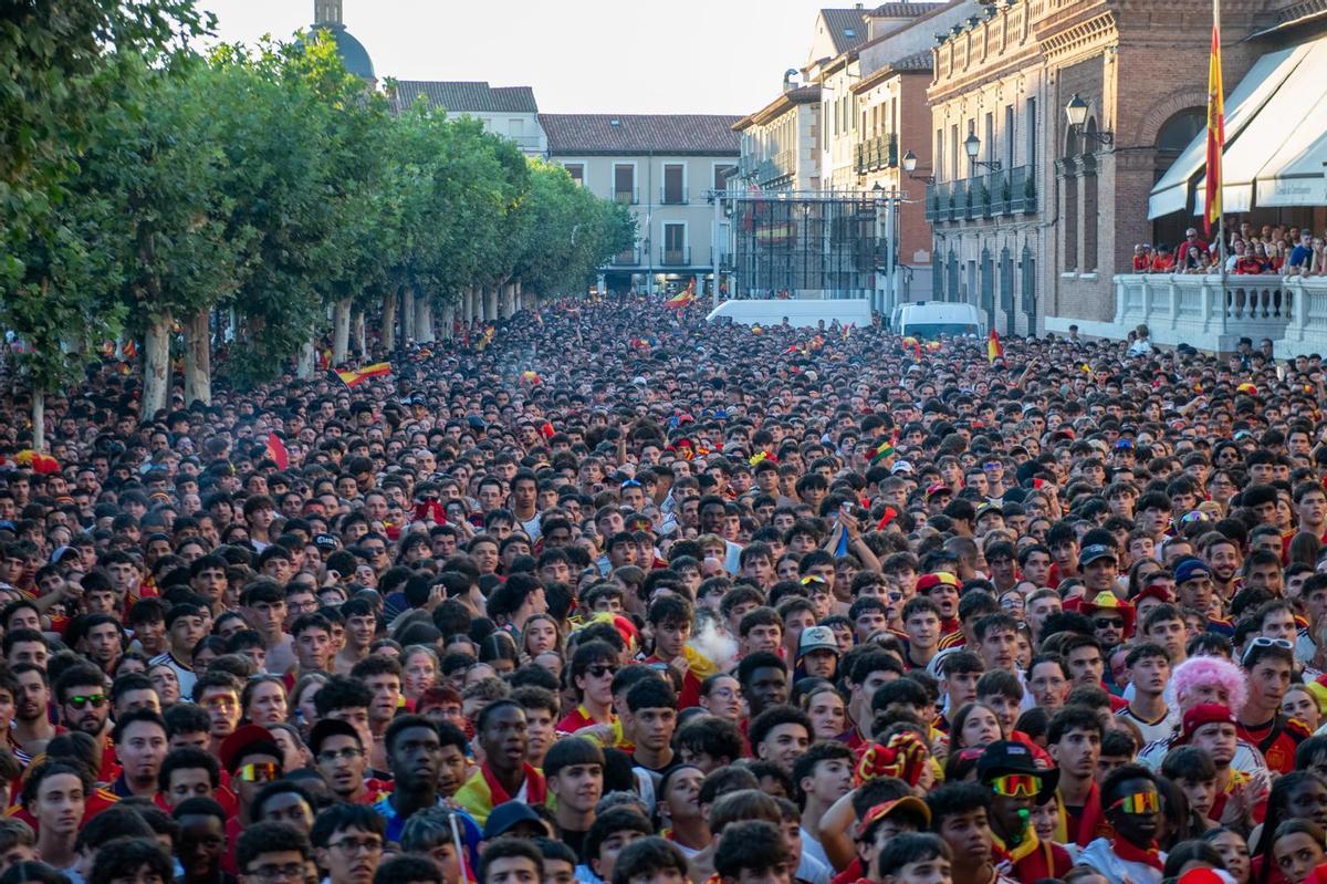 Más de 7.500 personas vivieron la final del Mundial en la Plaza de Cervantes de Alcalá: búscate en las fotos