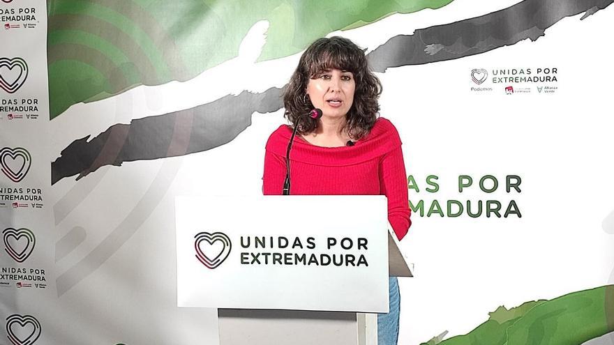 La portavoz de Unidas por Extremadura, Irene de Miguel, en una rueda de prensa.