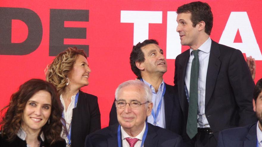 Teresa Mallada cruza la mirada con Pablo Casado durante la convención nacional del PP