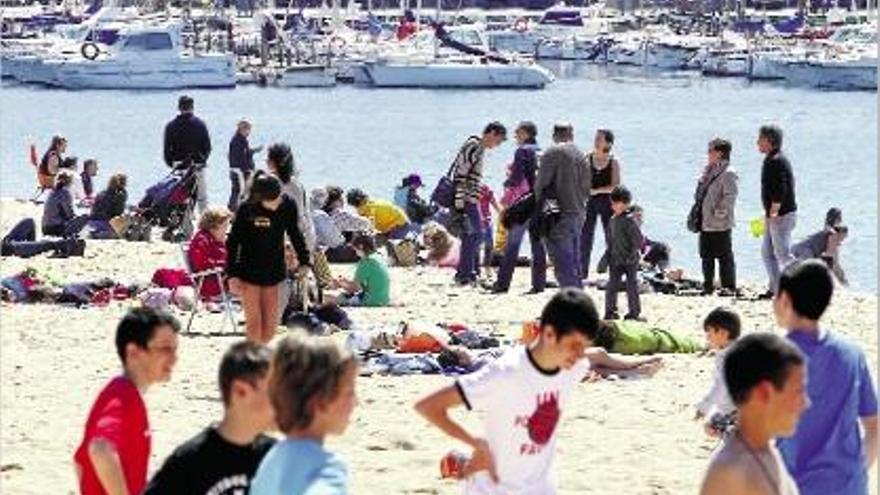 Les platges de la Costa Brava es van omplir ahir de turistes que aprofitaven la bona climatologia.