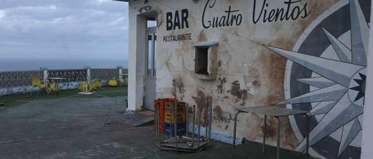 Exterior del bar Cuatro Vientos en el Cabo Peñas.
