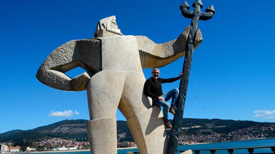 Ignacio Chapela, ayer, subido a la estatua de O Fisgón, al lado del palco en donde ensaya. // G.N.